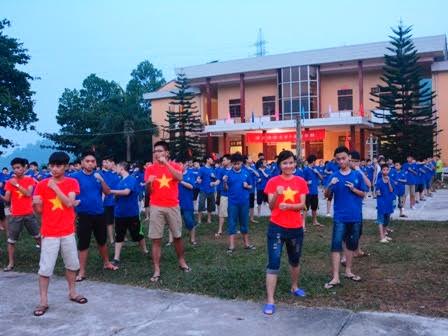 Các đoàn viên thanh niên tập võ thuật trong thời gian tham gia Chương trình “Học kỳ trong quân đội”.